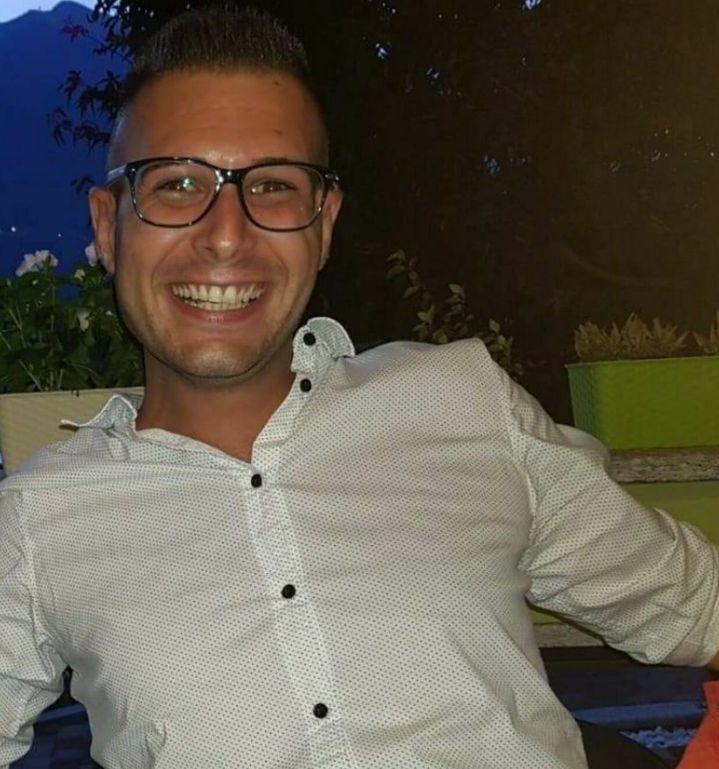 Victima in vremea când era fericit