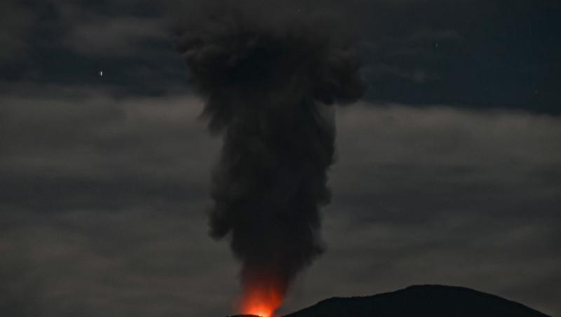 Un vulcan din Indonezia a erupt de peste o mie de ori în luna ianuarie