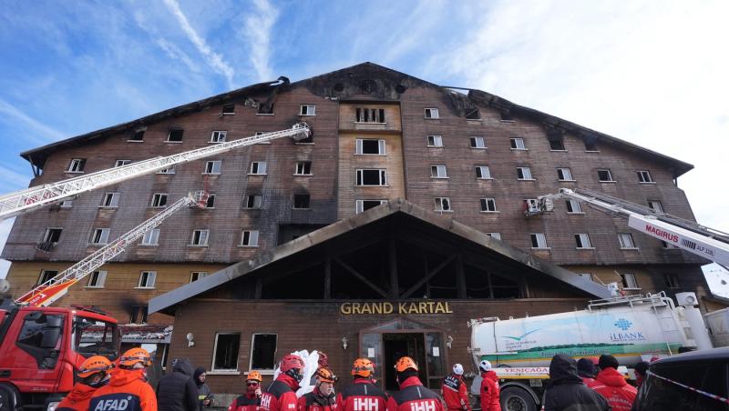 "Toată lumea sărea pe geam!" Mărturii cumplite de la incendiul cu 66 de morţi de la hotelul din staţiunea Bolu din Turcia