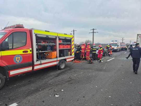 Accident mortal între două maşini şi un TIR, în localitatea Zănoaga. Doi bărbaţi şi o femeie şi-au pierdut viaţa