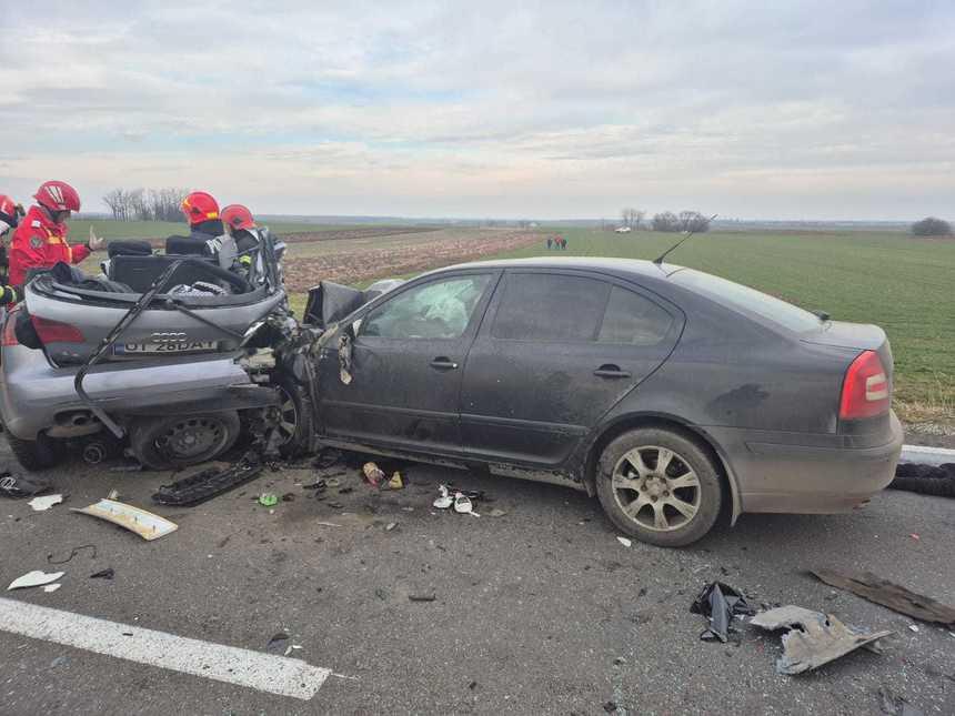 Accident mortal între două maşini şi un TIR, în localitatea Zănoaga. Doi bărbaţi şi o femeie şi-au pierdut viaţa