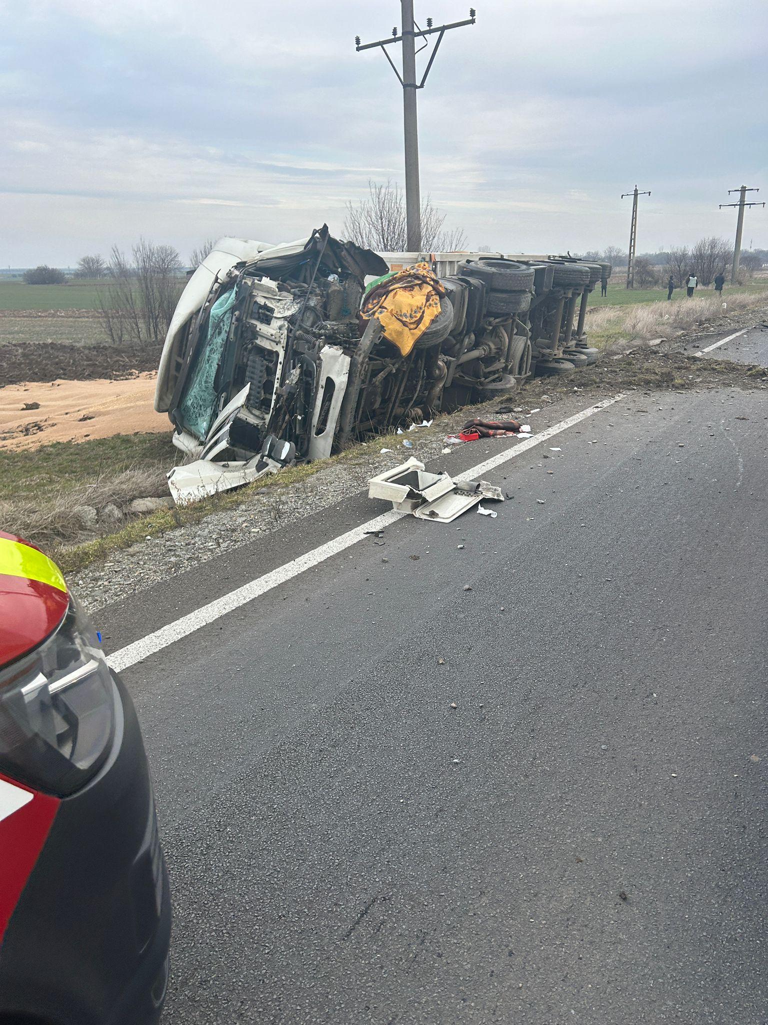 Accident mortal între două maşini şi un TIR, în localitatea Zănoaga. Doi bărbaţi şi o femeie şi-au pierdut viaţa