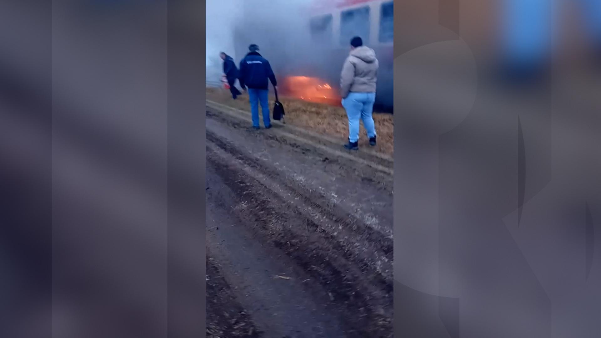 Locomotiva în flăcări şi mult fum