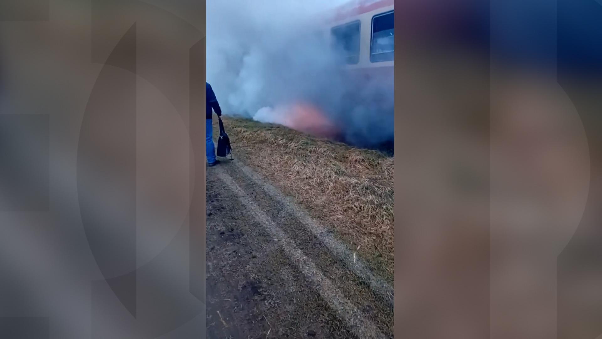 Locomotiva în flăcări şi mult fum