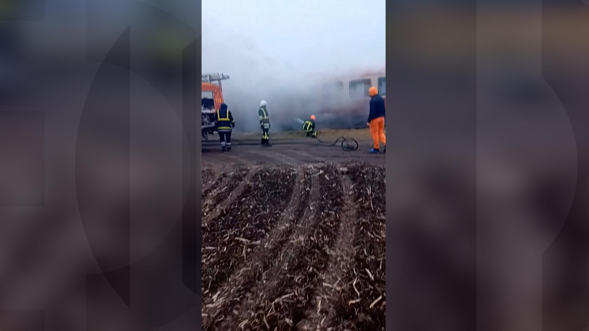 Locomotiva în flăcări şi mult fum