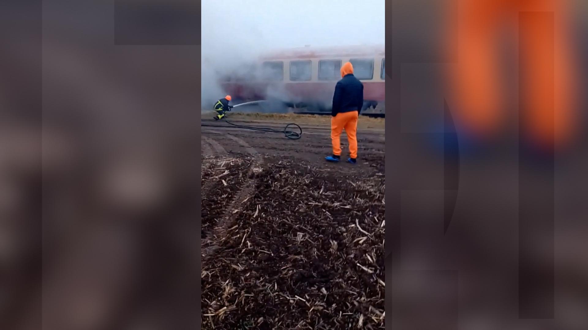 Locomotiva în flăcări şi mult fum