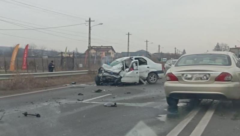 Microbuz cu şapte persoane, accident de groază cu un TIR şi un autoturism pe DN 1B, în Prahova. Unul dintre şoferi a murit pe loc