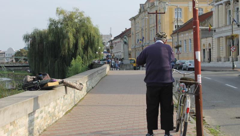 Un gorjean beat a snopit în bătaie, cu pumnii şi cu toporişca, doi verişori de 73 şi 80 de ani. S-au certat pe o bicicletă