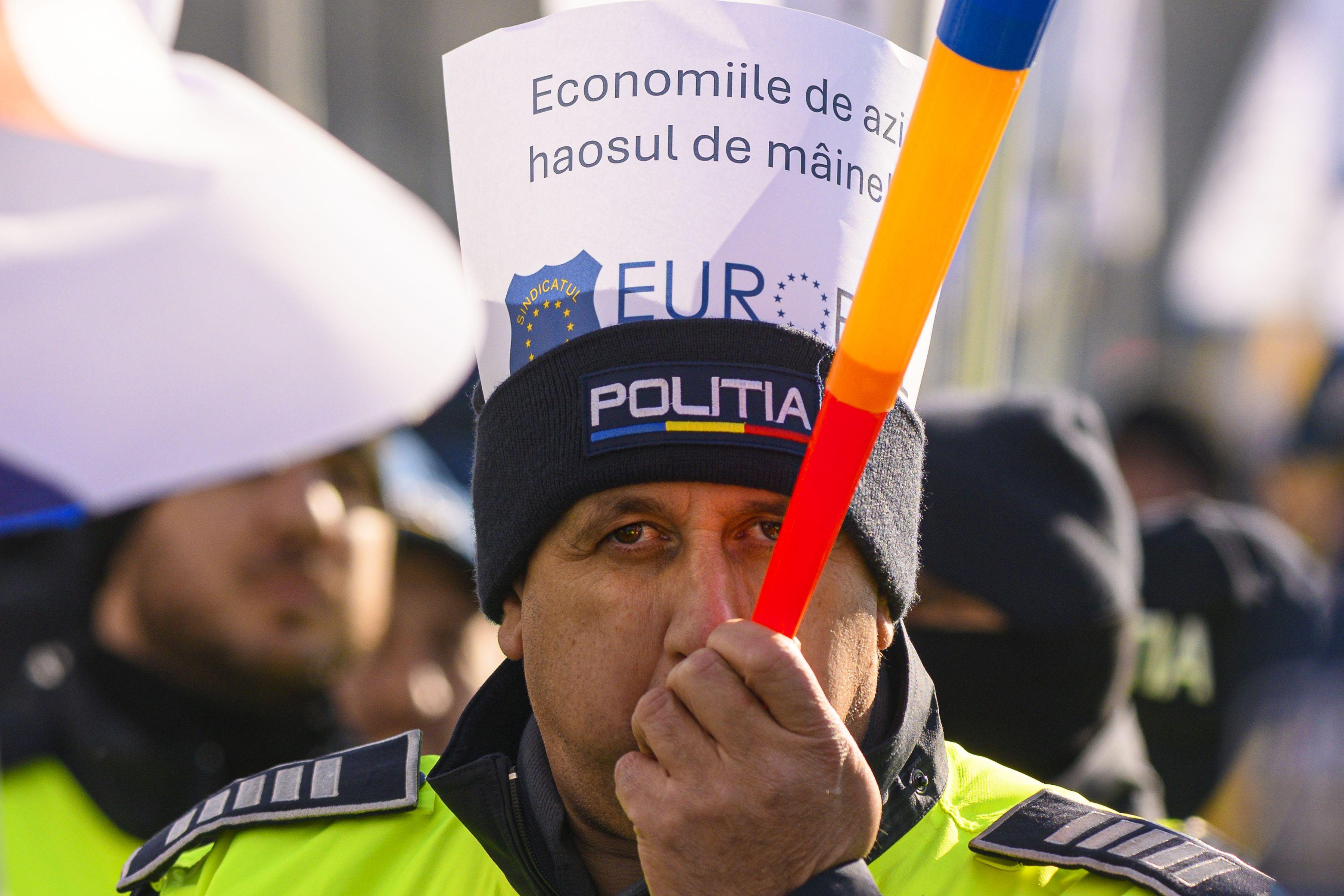 Un barbat sufla intr-o goarna in timpul unui protest, urmat de un mars, organizate de Sindicatul National al Politistilor si al Personalului Contractual (SNPPC), in Bucuresti