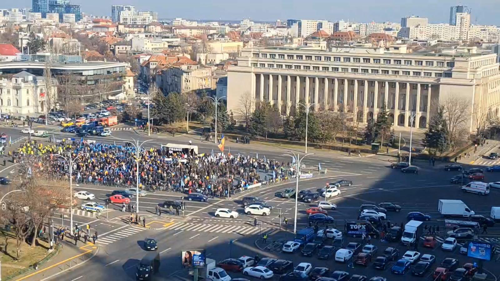 Peste 2.000 de sindicalişti protestează în faţa Guvernului şi cer abrogarea OUG "trenuleţ". Traficul în zonă, restricţionat