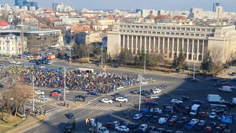 Peste 2.000 de sindicalişti au protestat în Piaţa Victoriei faţă de OUG "trenuleţ". Manifestanţii au cerut demisia Guvernului