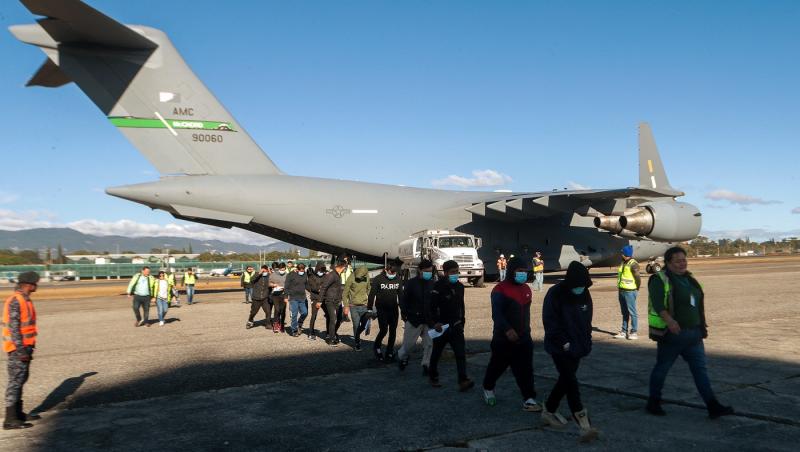 SUA a început deportările: Două avioane militare cu zeci de persoane expulzate la bord au aterizat în Guatemala