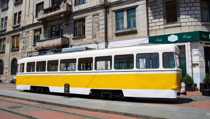 Femeie de 57 de ani, lovită de tramvai în Timişoara când traversa pe roşu. Vatmaniţa n-a reuşit să frâneze la timp