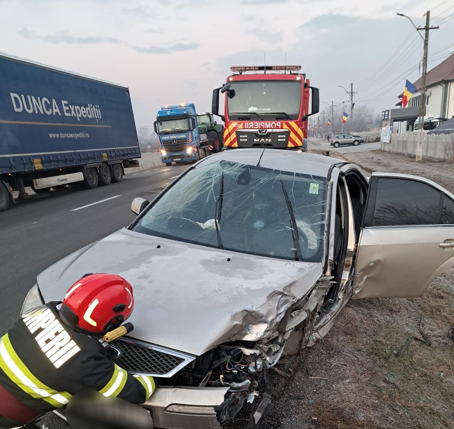 Patru persoane au fost rănite, în urma impactului violent între două mașini