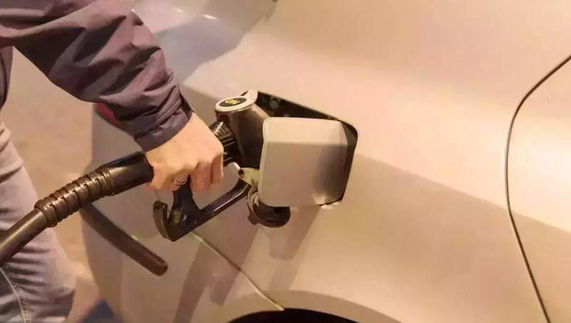 Care sunt preţurile la carburanţi astăzi, 27 ianuarie 2025. Preţul la motorină premium a scăzut cu 5 bani pe litru