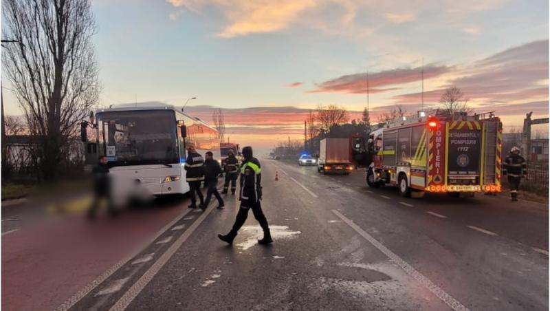 O femeie de 44 de ani şi-a pierdut viaţa după ce a fost spulberată de o maşină, apoi proiectată sub un autobuz, în Leţcani