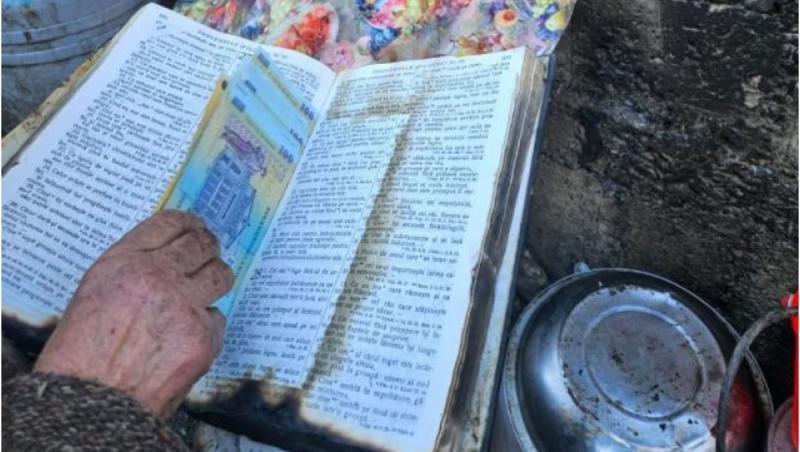 O biblie în care se aflau 13.000 de lei nu a fost atinsă de flăcări, deși bucătăria în care se afla a ars din temelii