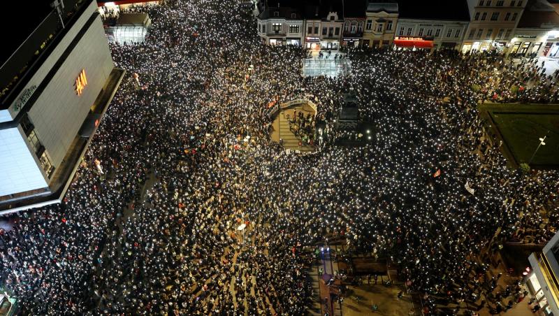 Premierul Serbiei a demisionat în urma protestelor de stradă. Preşedintele prorus Vucic acuză că protestatarii sunt plătiţi de străini