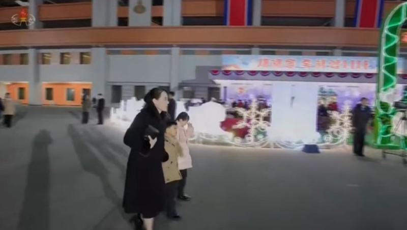 Apariţie neobişnuită la Phenian. Sora lui Kim Jong Un apare însoţită de copiii săi, în public, la festivităţile de Anul Nou