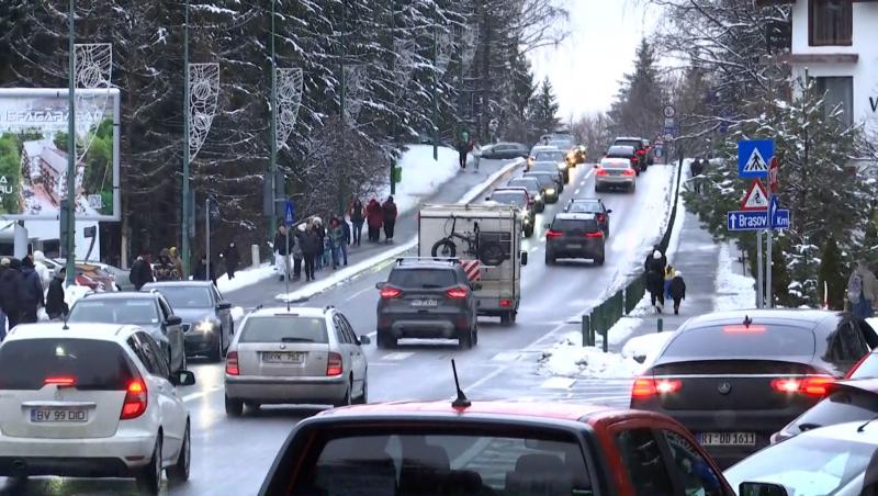 Aglomeraţie pe Valea Prahovei: cozi uriaşe de maşini, bară la bară, pe DN1. Rute ocolitoare