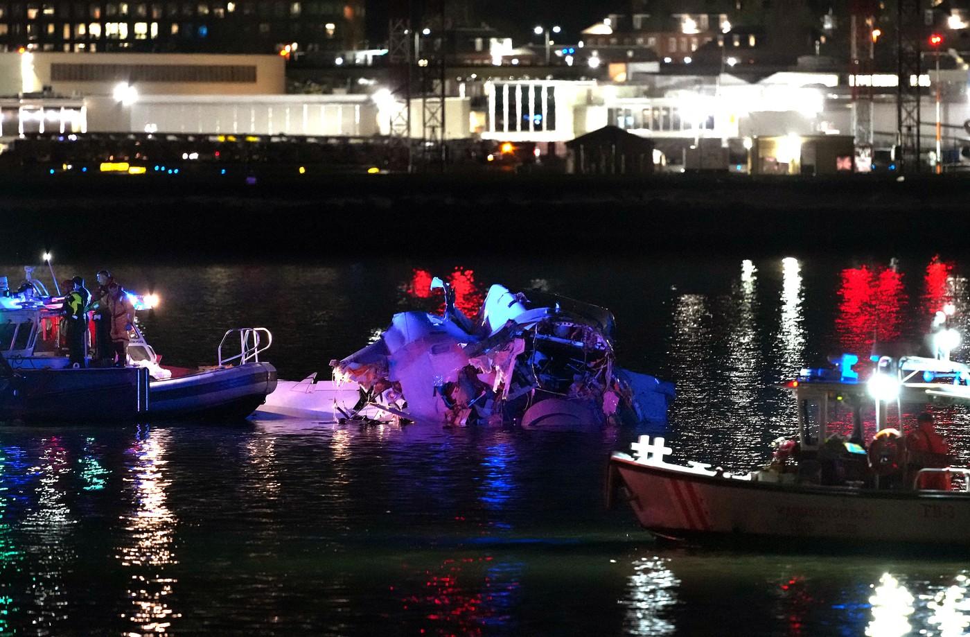 Un avion de pasageri s-a prăbușit într-un râu din Washington, după ce s-a ciocnit cu un elicopter al armatei SUA. Sunt mai mulți morți