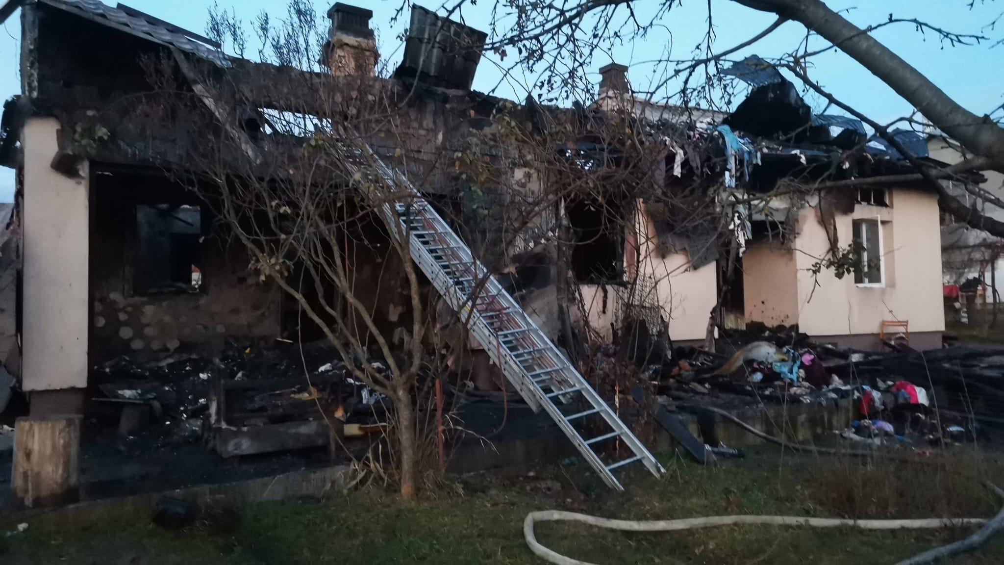 Casa unei familii cu 11 copii a ars în totalitate