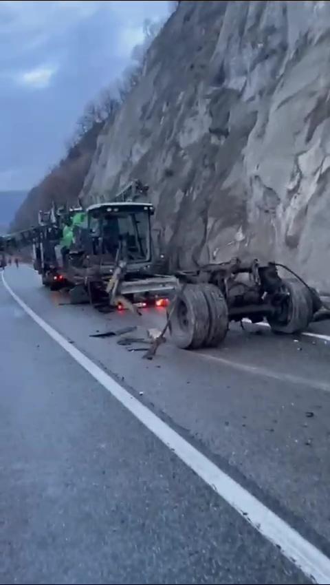 Impact mortal între două TIR-uri, pe viaductul Padina. Un şofer şi-a pierdut viaţa după ce s-a izbit de parapet