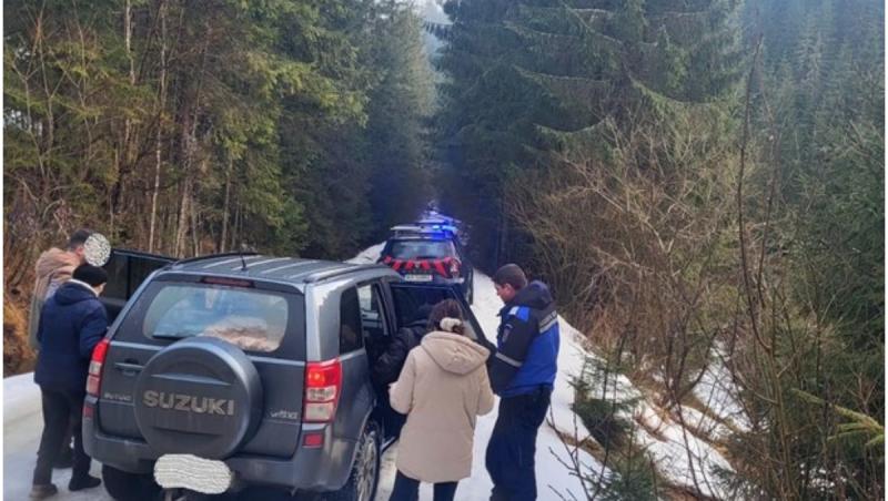 Patru turişti, blocaţi cu maşina pe un teren îngheţat din Cluj. Au fost salvaţi de jandarmi