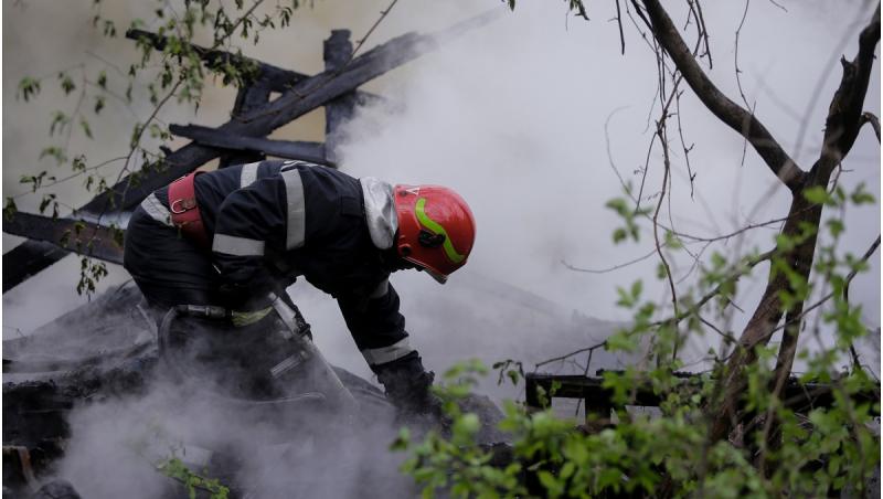 Bărbat din Botoșani, ars de viu după ce a adormit în timp ce fuma. Casa a ars din temelie