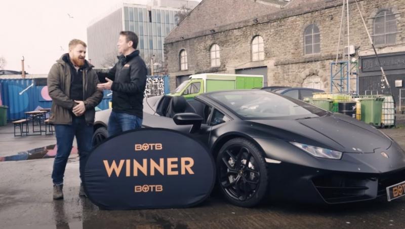 Un român care lucrează pe şantier în Marea Britanie a dat 2 lei pe un bilet la loto şi a câştigat un Lamborghini de 200.000 de euro. De ce a refuzat maşina