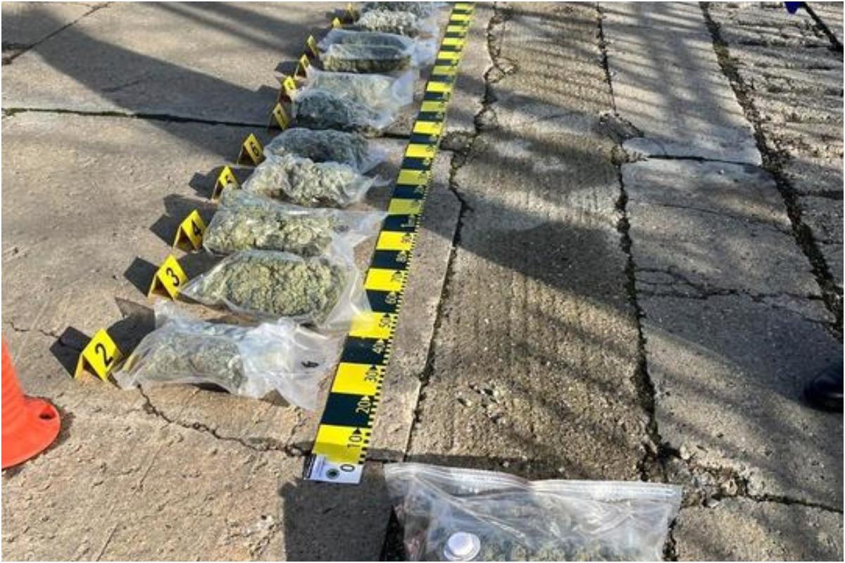 Un bărbat, prins cu un pistol şi 7 kg de cannabis în maşina lui