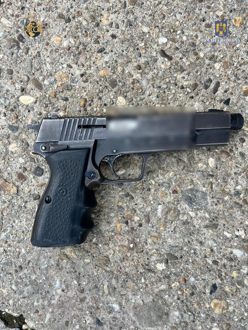 Un bărbat, prins cu un pistol şi 7 kg de cannabis în maşina lui