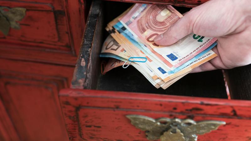 O menajeră a furat bani şi bijuterii de 100.000 de euro din casa unei bucureştence. A fost reţinută de poliţişti