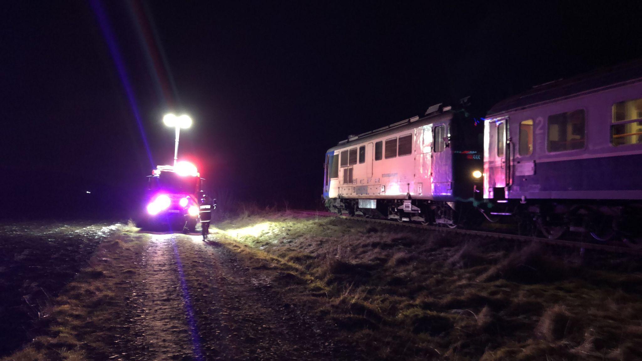 Maşină spulberată de un tren de pasageri la Costişa, în Neamţ. Şoferul a ieşit pe propriile picioare, iar călătorii s-au autoevacuat