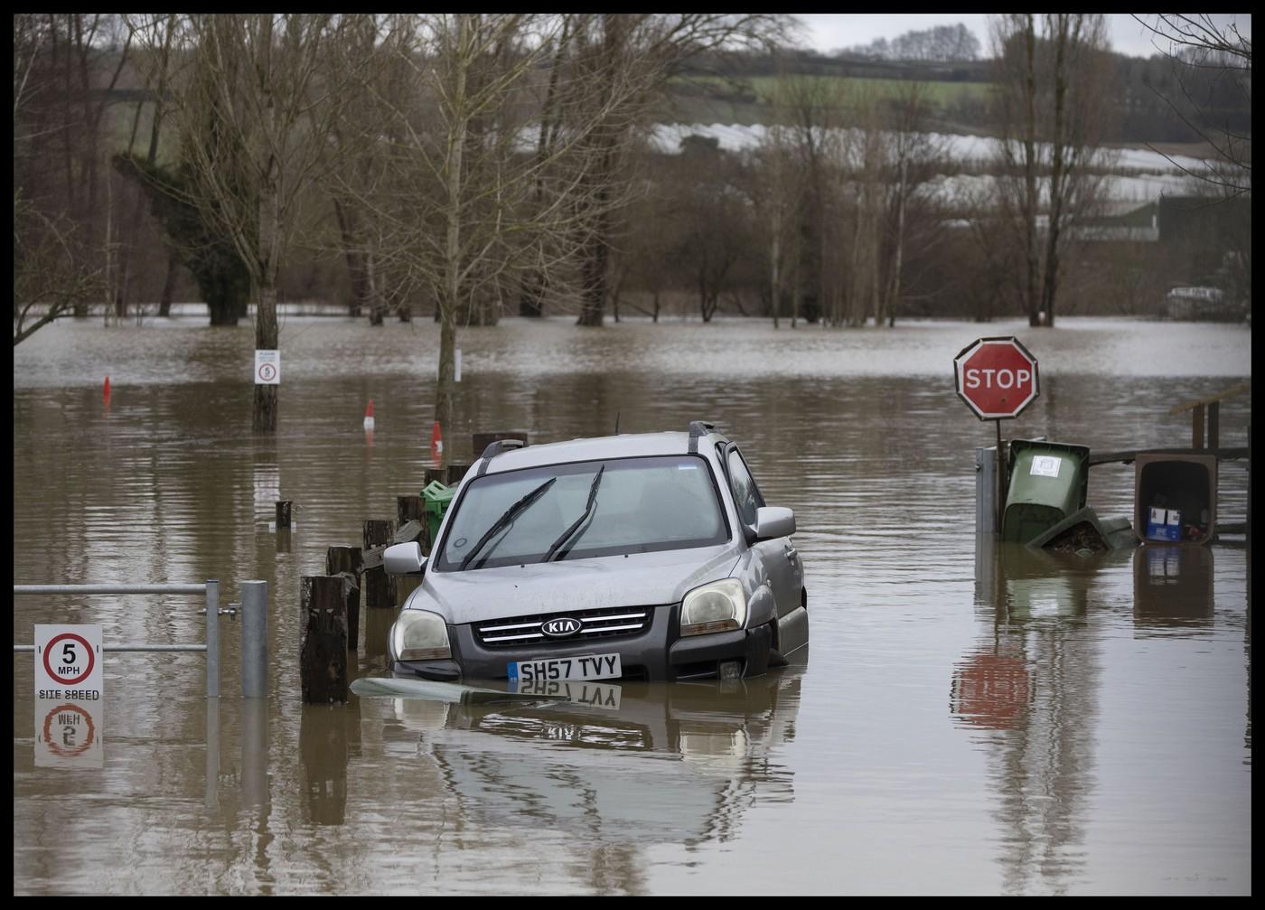 Alertă de inundaţii puternice în Marea Britanie. Trei aeroporturi, închise temporar după un val de ninsori abundente