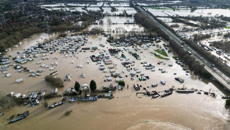 Alertă de inundaţii puternice în Marea Britanie. Trei aeroporturi, închise temporar după un val de ninsori abundente