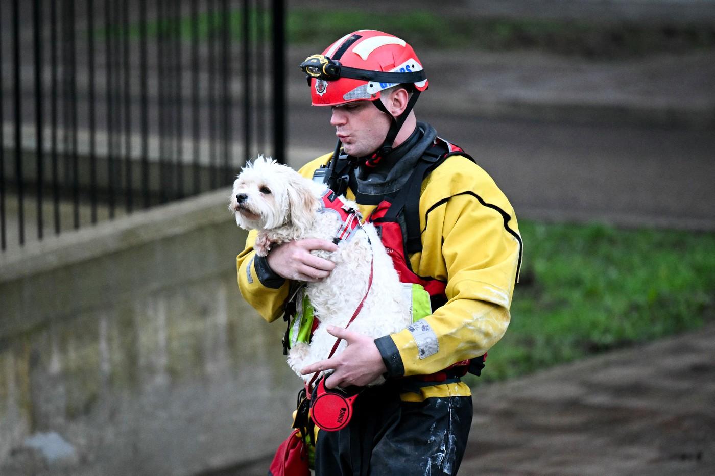 Alertă de inundaţii puternice în Marea Britanie. Trei aeroporturi, închise temporar după un val de ninsori abundente