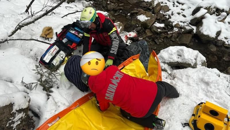 Turist străin, mort după ce a sărit cu snowmobilul în albia pârâului Azuga. Şi-a dat ultima suflare la spital