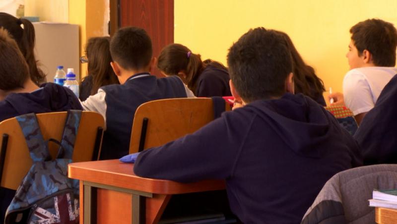 Un elev de clasa a 2-a şi-a ameninţat un coleg cu cuţitul, în urma unui dispute. O profesoară a intervenit la timp