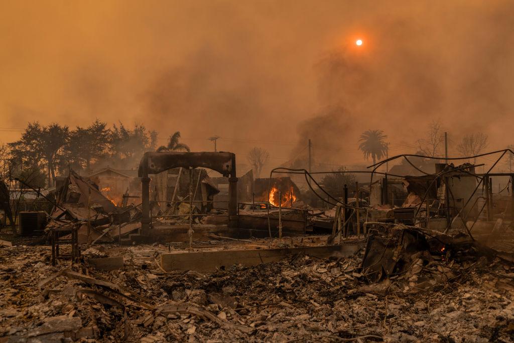 Imagini din satelit cu cel mai distrugător incendiu din istoria Los Angeles. Cartierul vedetelor a dispărut complet