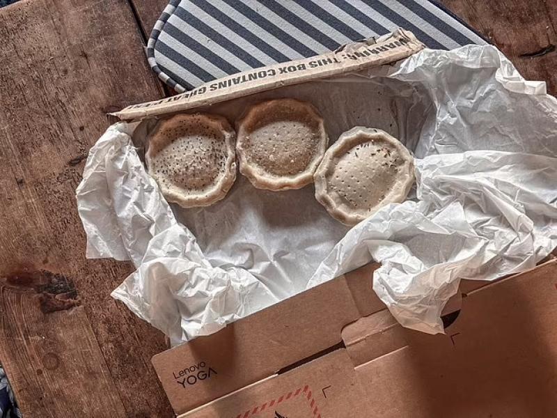 Ce a primit în pachet o femeie care a comandat un laptop de 700 de lire de pe internet