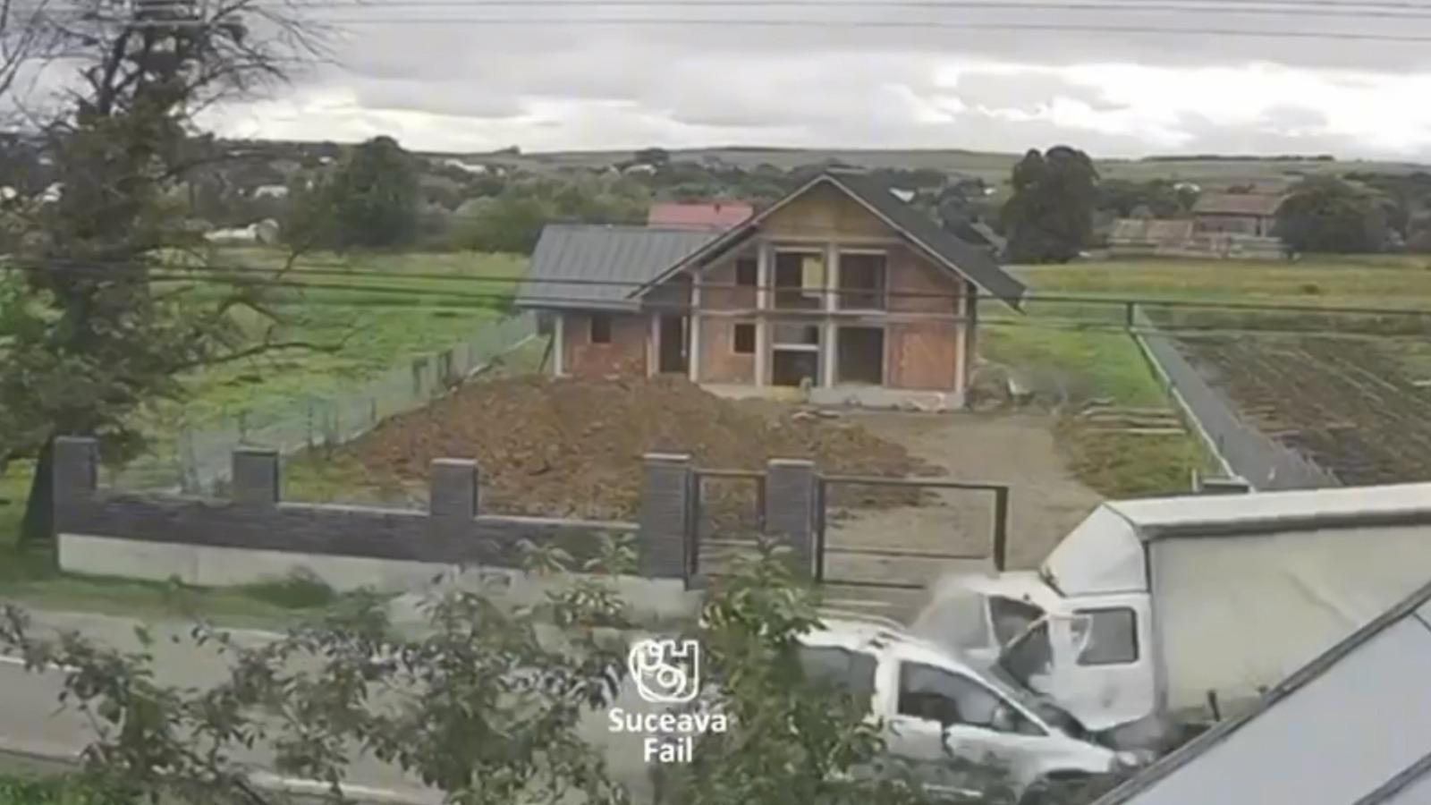 Momentul când șoferul unei mașini pierde controlul și intră cu viteză într-o autoutilitară în Suceava