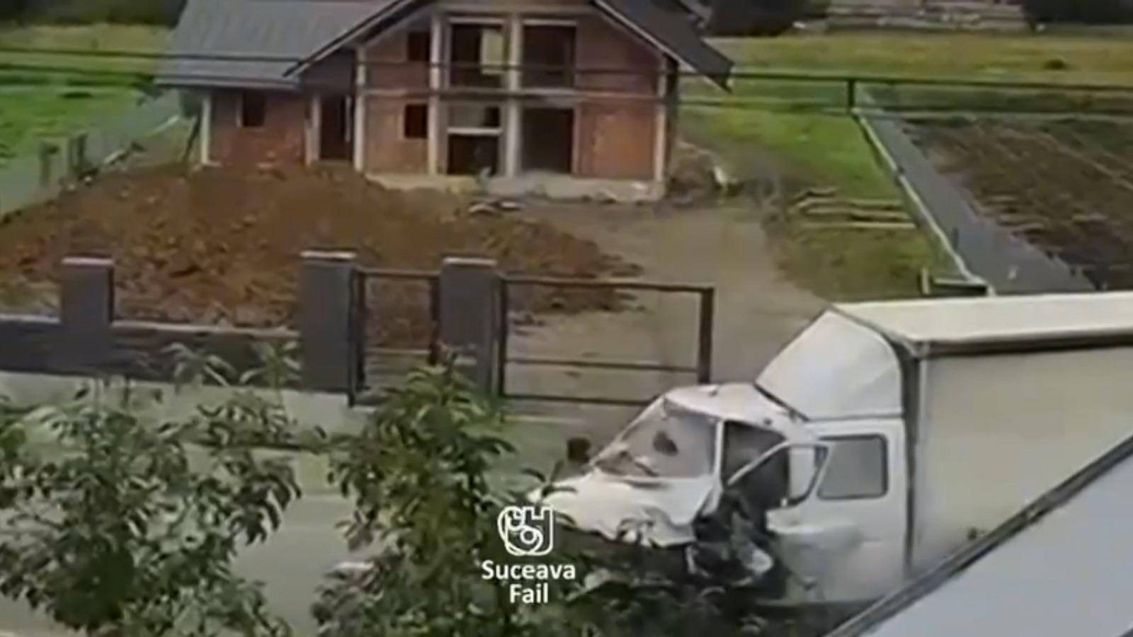 Momentul când șoferul unei mașini pierde controlul și intră cu viteză într-o autoutilitară în Suceava