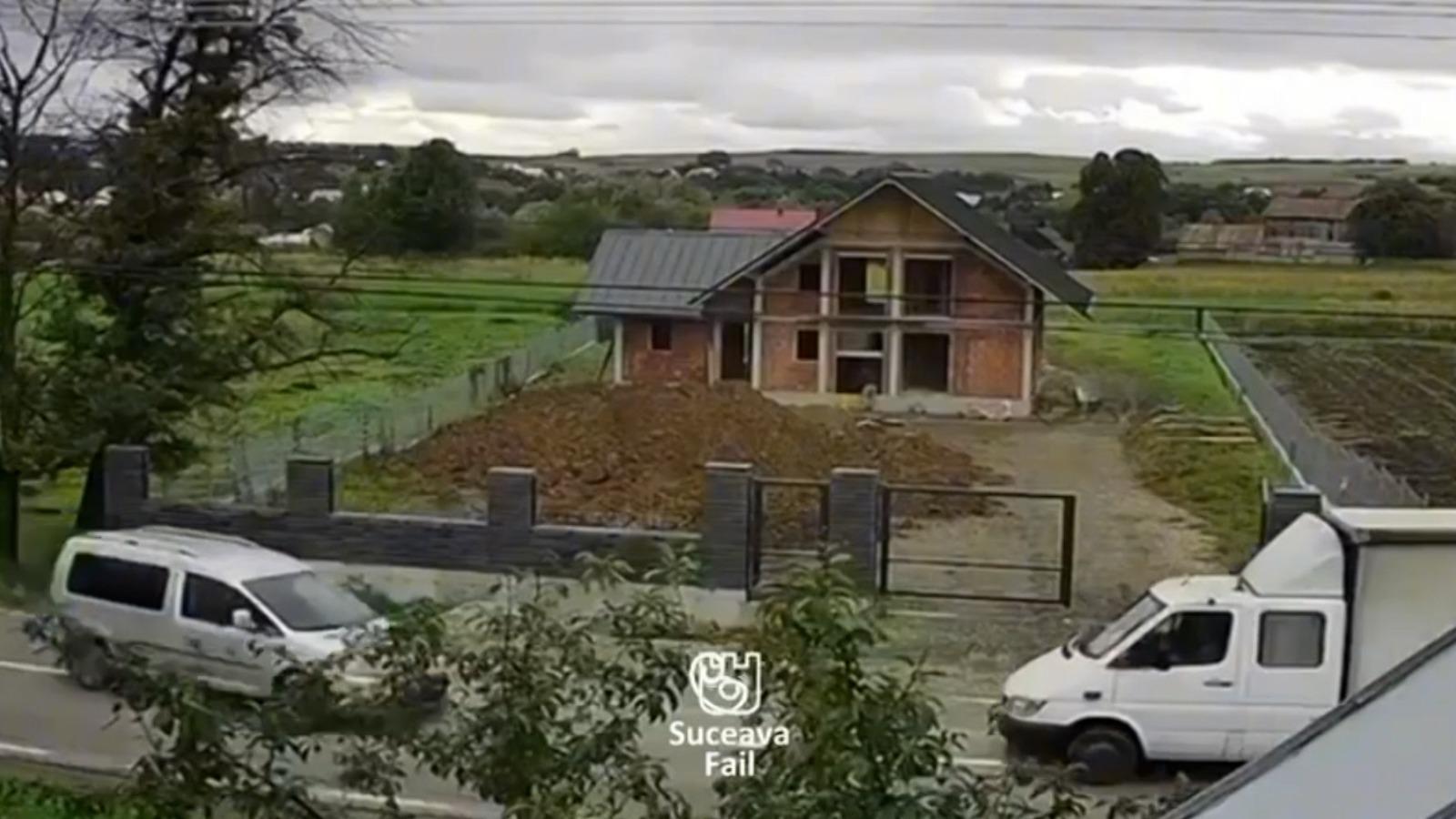 Momentul când șoferul unei mașini pierde controlul și intră cu viteză într-o autoutilitară în Suceava