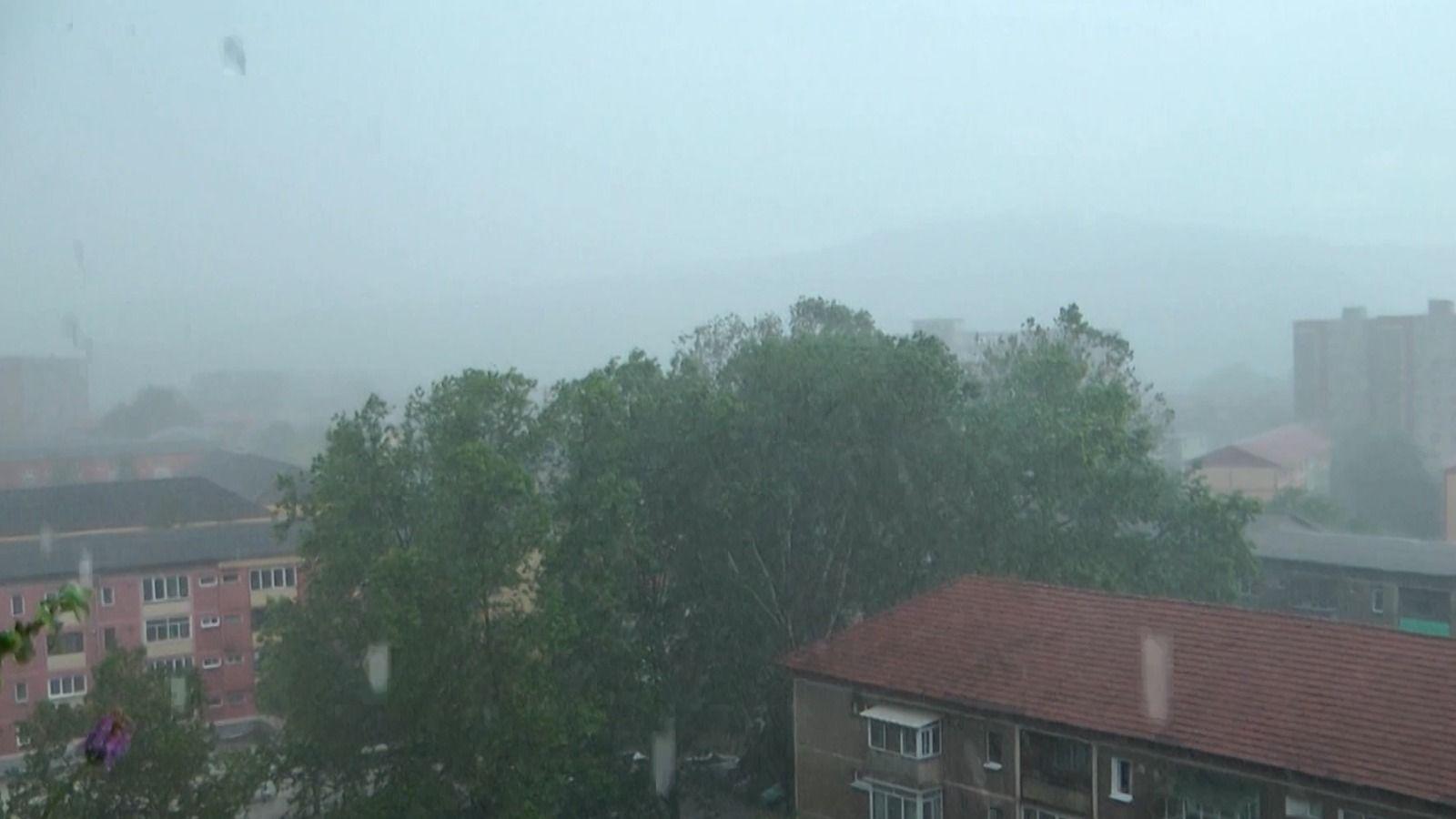 Jumătate de țară intră sub alertă de cod portocaliu și galben de ploi abundente. La munte, viscol