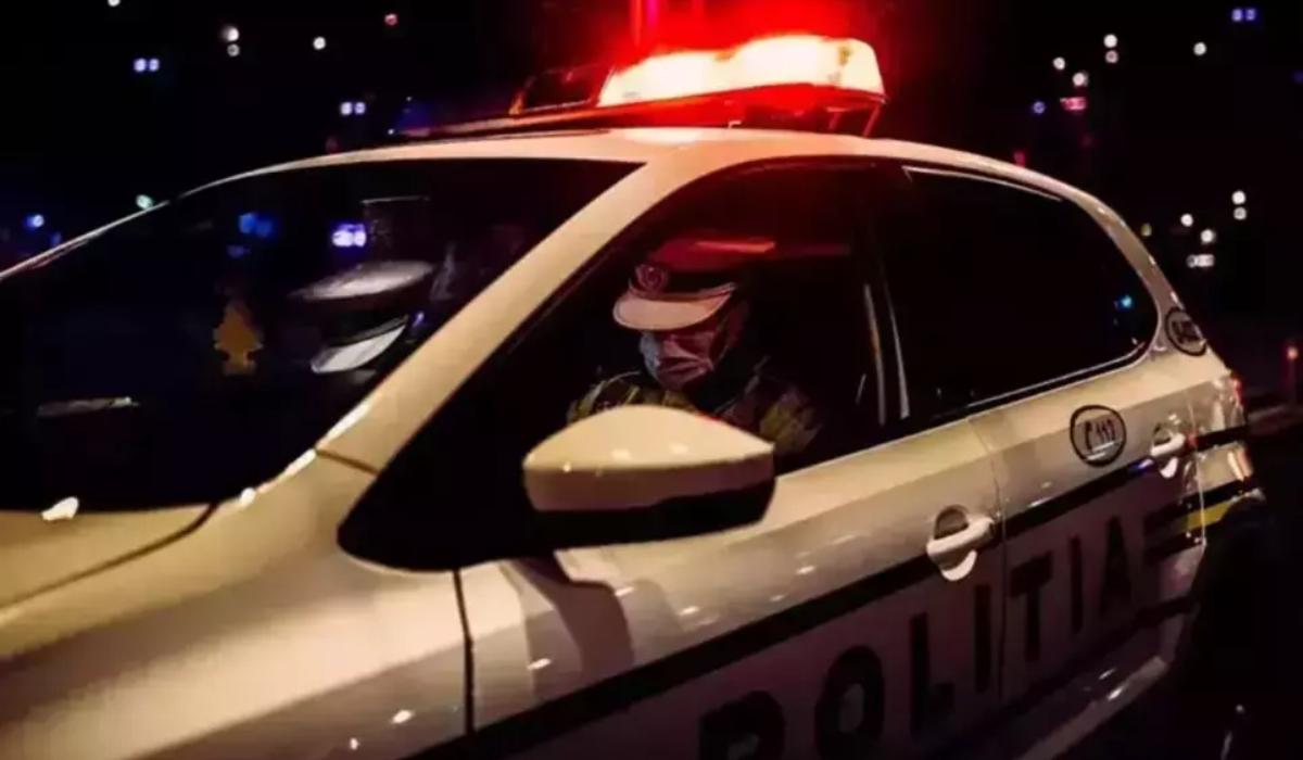 Poliţist lovit în cap cu o sticlă aruncată de la etaj. Fusese chemat să intervină la o petrecere