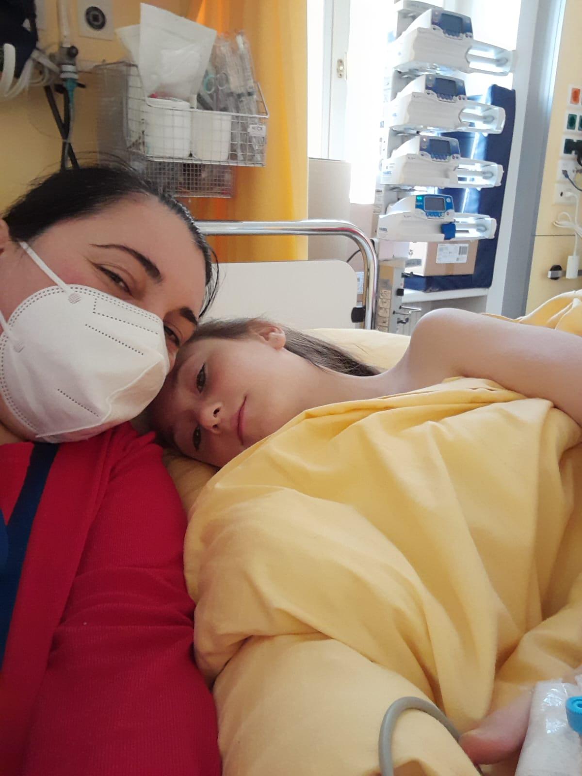 Clara, fetița de 11 ani care a trecut prin 10 operații și încă luptă pentru viața ei, are nevoie de ajutor