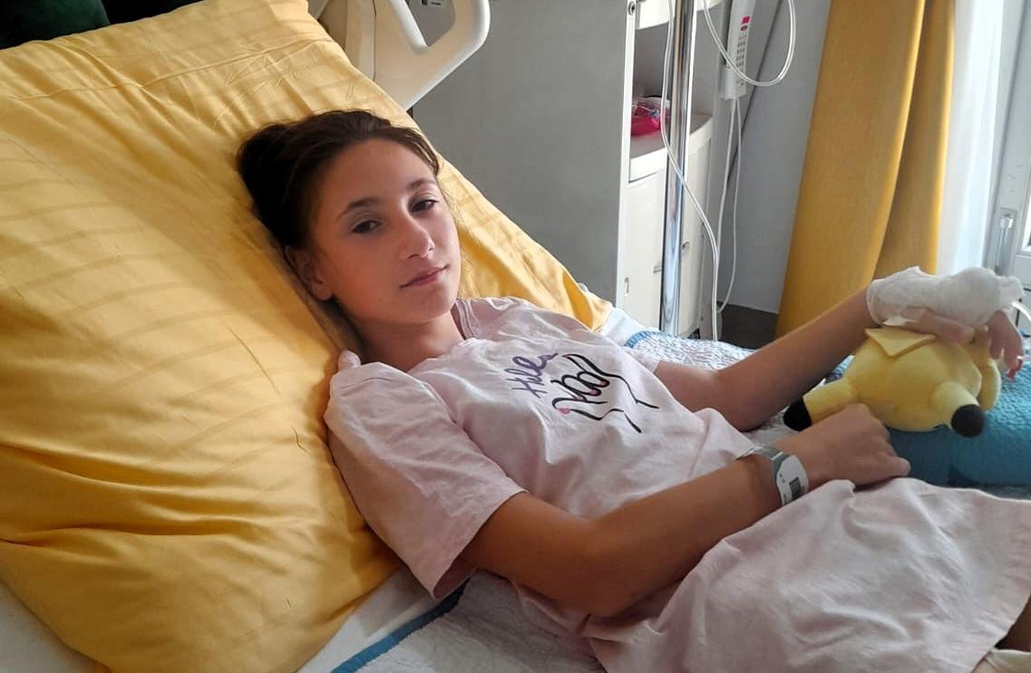 Clara, fetița de 11 ani care a trecut prin 10 operații și încă luptă pentru viața ei, are nevoie de ajutor