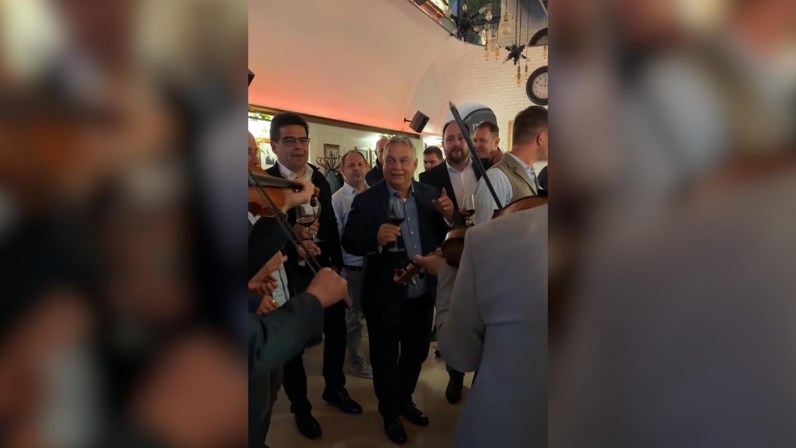 Viktor Orban a cântat "Noi nu plecăm de aici" la un local din Cluj