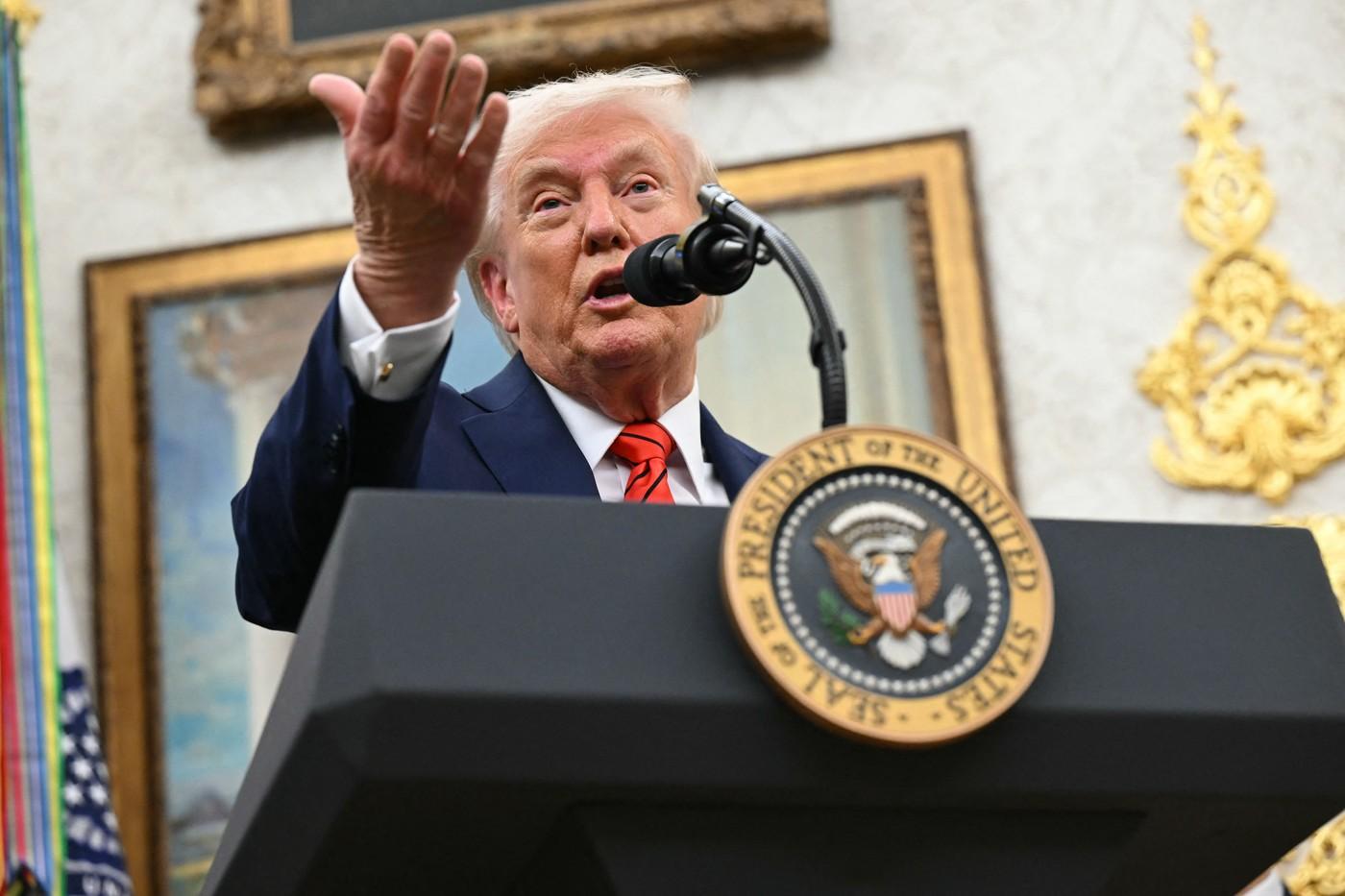 Trump anunţă că impune Chinei taxe vamale suplimentare de 100%